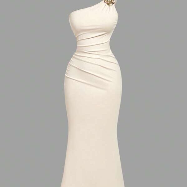 SHEIN X Hannahelzahed SHEIN MOD تنورة رُشّاشة ذيل سمكة مجعدة غير متماثلة مزينة بدبوس ذهبي اللون